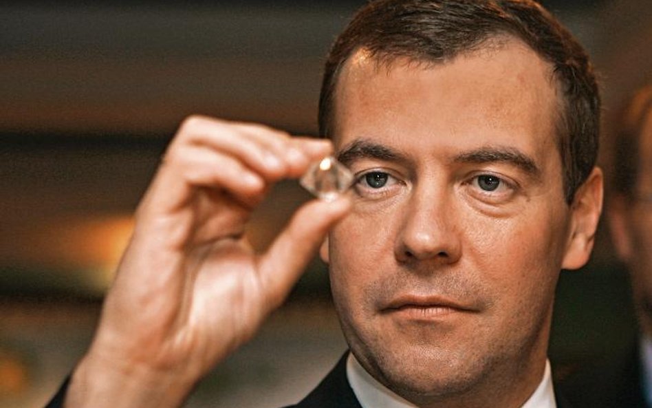 Prezydent Rosji Dmitrij Miedwiediew (na zdjęciu z diamentem z koncernu Alrosa) i jego rząd nie pozwo