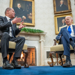 Kanclerz Niemiec Olaf Scholz i prezydent USA Joe Biden podczas dwustronnego spotkania w Gabinecie Ow