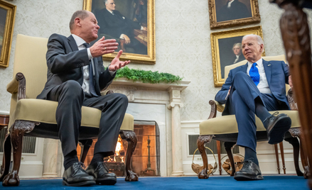 Kanclerz Niemiec Olaf Scholz i prezydent USA Joe Biden podczas dwustronnego spotkania w Gabinecie Ow