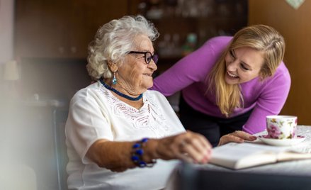 Komisja Europejska postuluje m.in. poprawę warunków pracy opiekunów zajmujących się seniorami