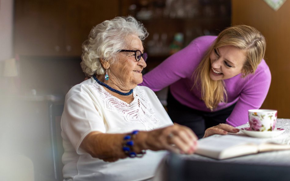 Komisja Europejska postuluje m.in. poprawę warunków pracy opiekunów zajmujących się seniorami