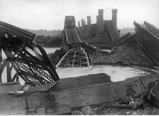 Wysadzony przez wycofujące się wojska polskie most na Wiśle w Tczewie, wrzesień 1939 r.