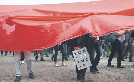 PiS wykorzystywało luki w konstytucji m.in. przy zmianach w sądownictwie. Na zdjęciu protest przed s