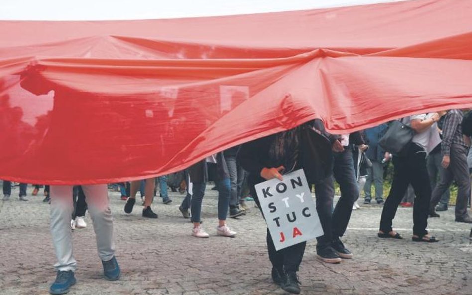 PiS wykorzystywało luki w konstytucji m.in. przy zmianach w sądownictwie. Na zdjęciu protest przed s