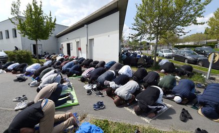 Francja: połowa kraju za interwencją armii