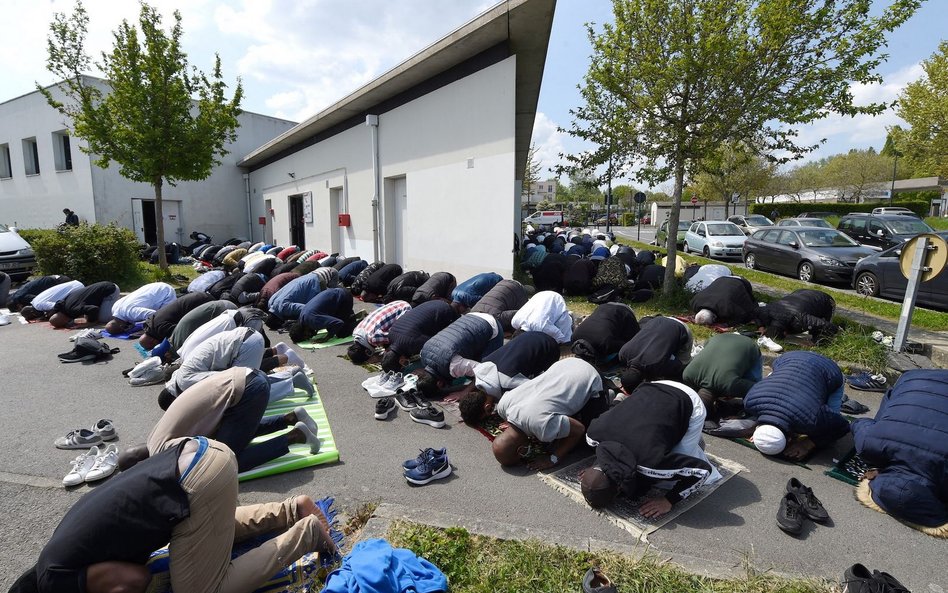 Francja: połowa kraju za interwencją armii