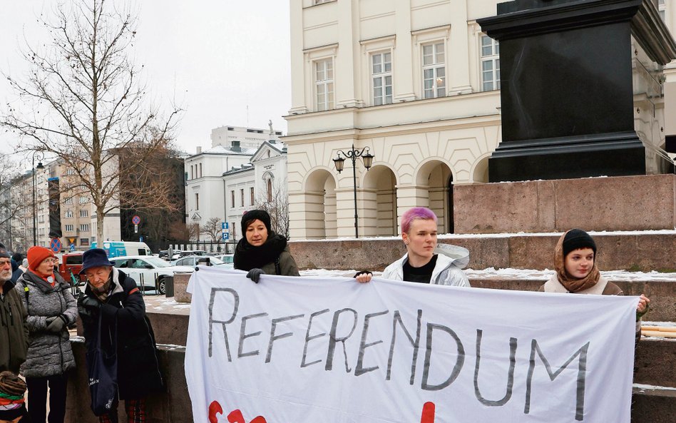 Przeciwnicy zakazu aborcji referendum nie chcą. Czyżby w obawie o wynik? Na zdjęciu protest w Warsza