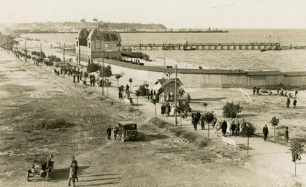 „Na plaży panuje dziwna swoboda. Ludzie, panie i panowie, rozbierają się i ubierają pod namiotem nie