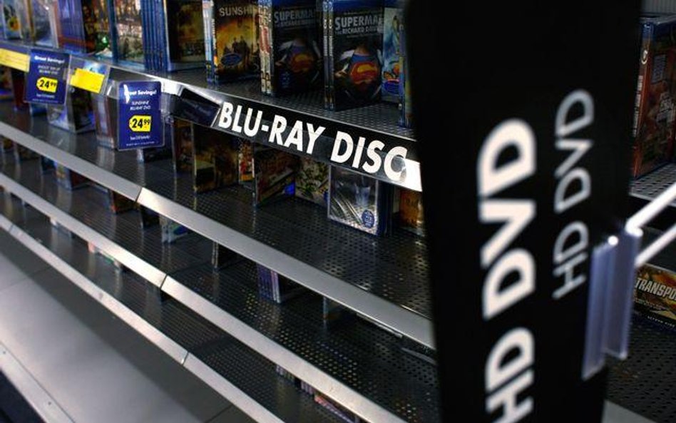 Płyty Blu-ray Disc korzystają z tradycyjnych metod dystrybucji materiału wideo. Krążki trzeba kupić 