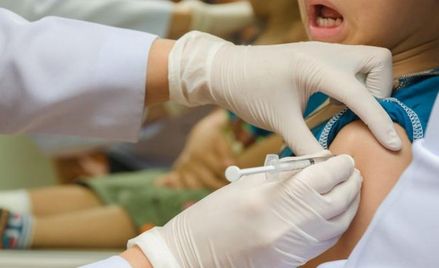 Przed szczepieniami dzieci powstrzymują Polaków dość rzadkie powikłania poszczepienne