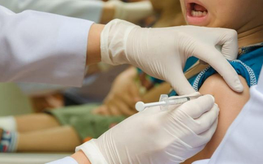 Przed szczepieniami dzieci powstrzymują Polaków dość rzadkie powikłania poszczepienne