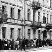 Czas powstania 1944. Kolejka mieszkańców ulicy Kruczej oczekuje przed wejściem na podwórze, gdzie os