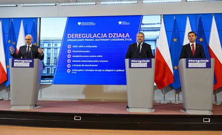 Minister ds. Nadzoru nad Wdrażaniem Polityki Rządu Maciej Berek (L), sekretarz stanu w Ministerstwie