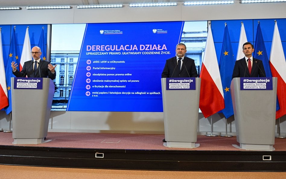 Minister ds. Nadzoru nad Wdrażaniem Polityki Rządu Maciej Berek (L), sekretarz stanu w Ministerstwie