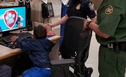 USA: Zapłakany trzyletni imigrant był sam na granicy