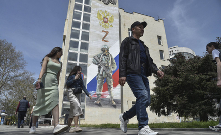 Mural przedstawiający rosyjskiego żołnierza i literę "Z", symbol rosyjskiej agresji, na okupowanym K