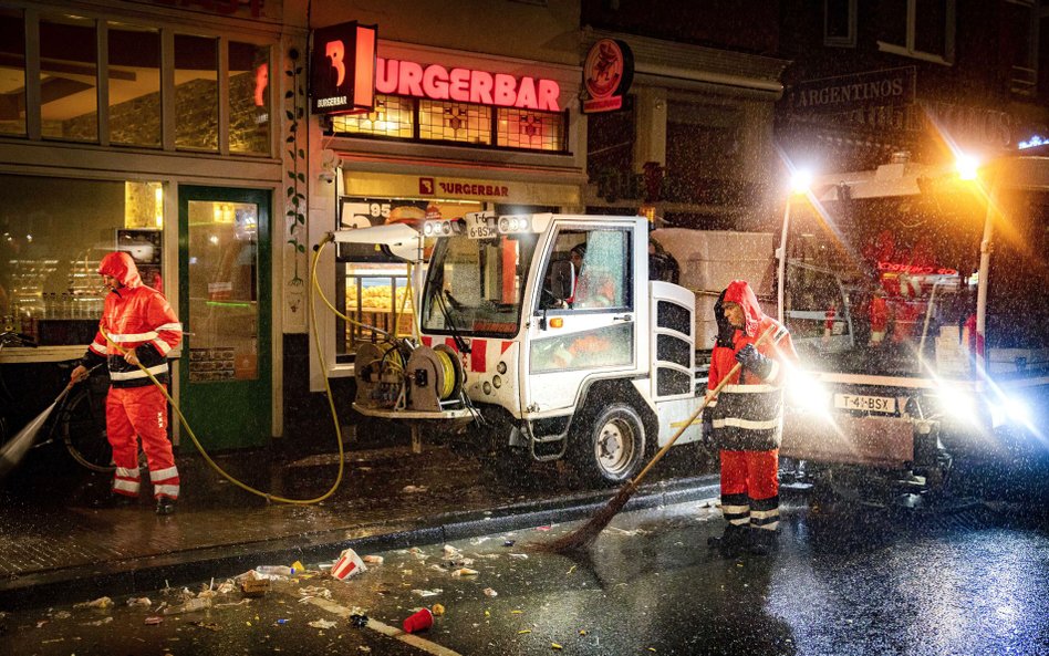 Sprzątanie po sylwestrze w Amsterdamie