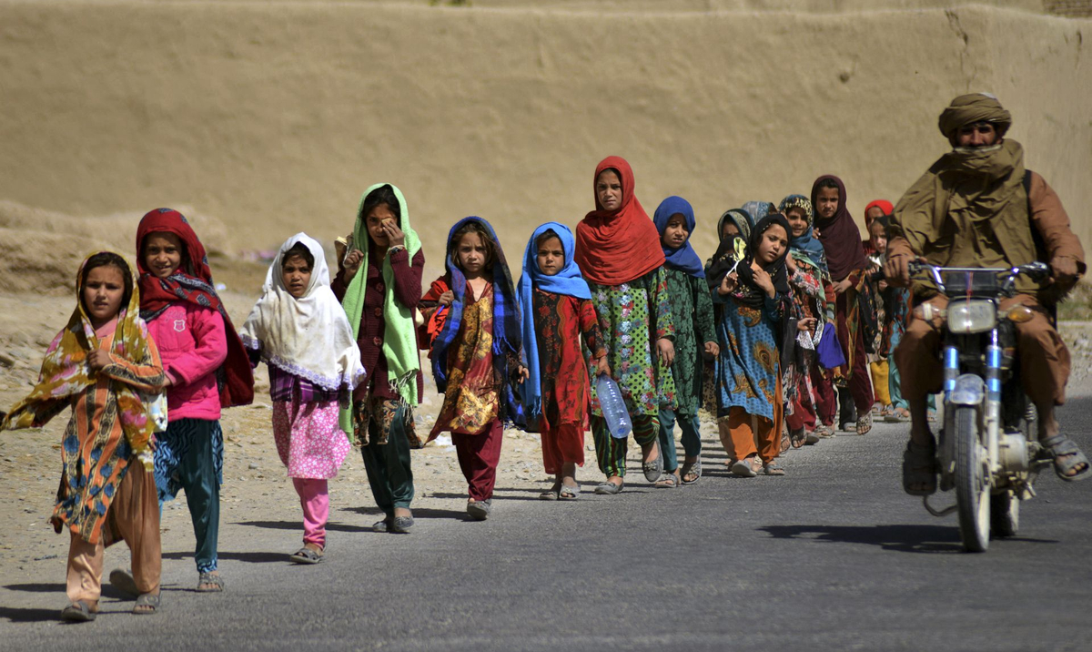 dzieci-z-afganistanu-wracaja-ze-szkoly-do-domu