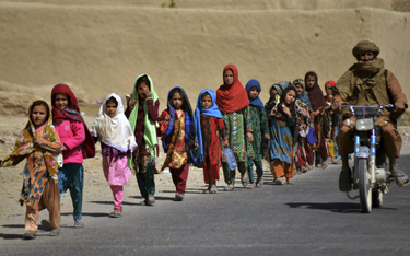 Dzieci z Afganistanu wracają ze szkoły do domu