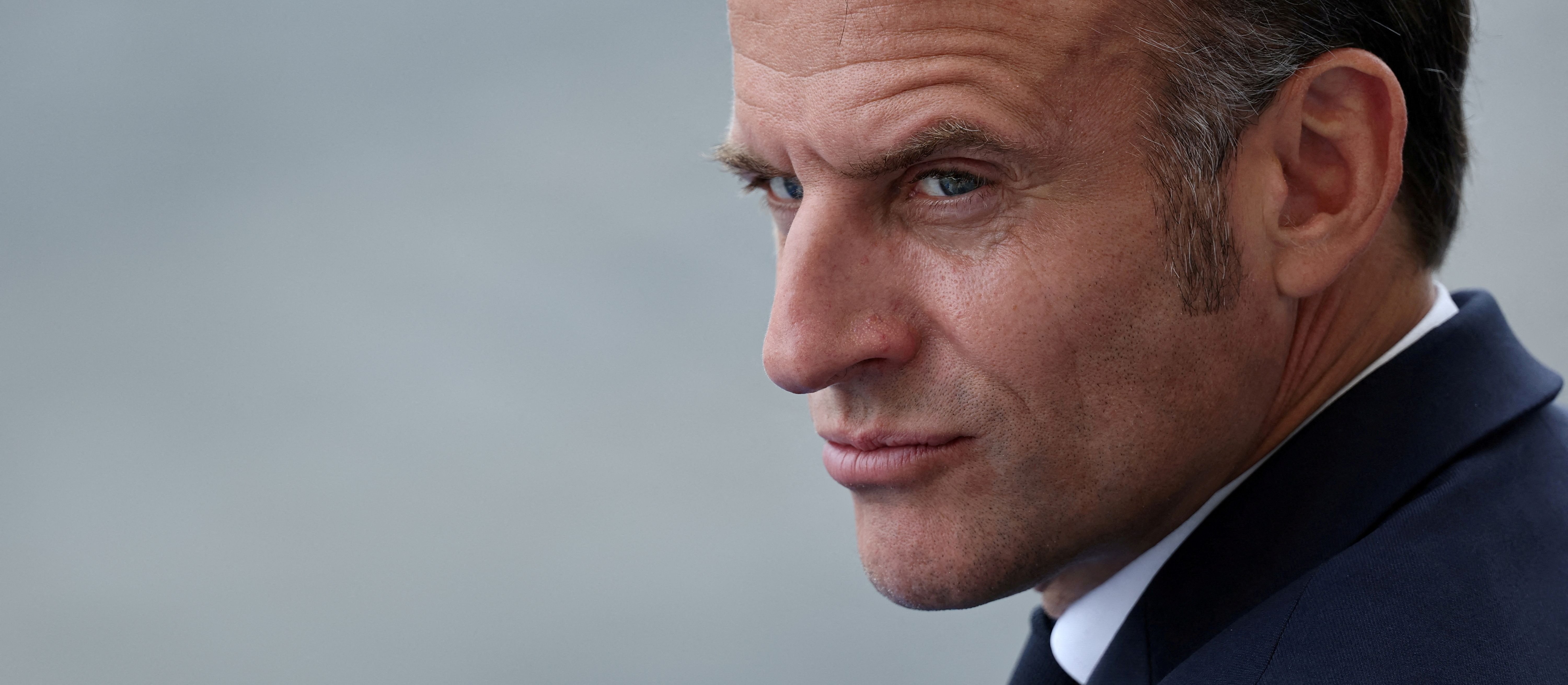 Emmanuel Macron musi odejść? Były premier apeluje, lider partii Le Pen nie wyklucza