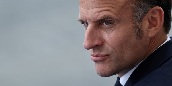 Emmanuel Macron musi odejść? Były premier apeluje, lider partii Le Pen nie wyklucza