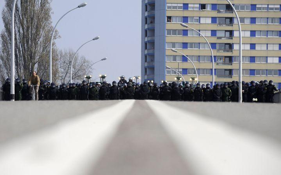 Niemcy. Policja czekająca na demonstracje przeciwników NATO