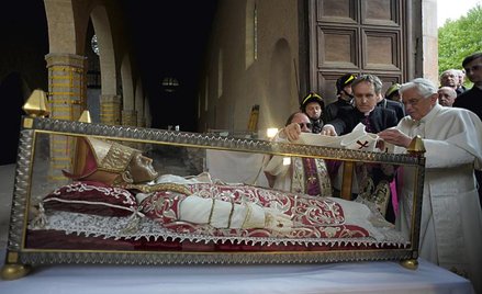 Koło historii. Benedykt XVI u stóp relikwiarza Celestyna V. D'Aquila, kwiecień 2009 roku