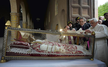 Koło historii. Benedykt XVI u stóp relikwiarza Celestyna V. D'Aquila, kwiecień 2009 roku