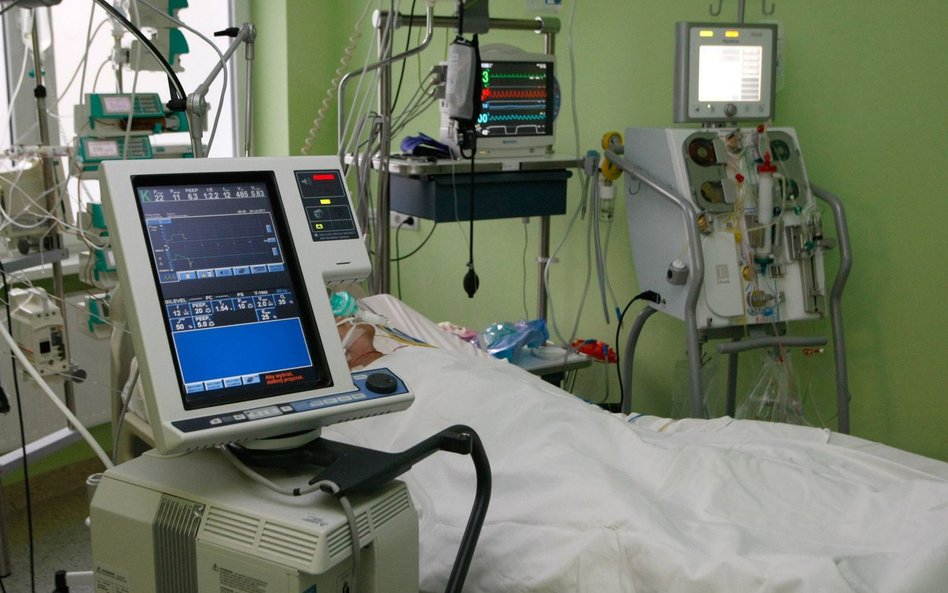 Spada liczba pacjentów i osób pod respiratorami