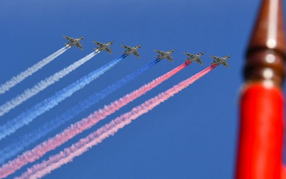 Silnie opancerzony i uzbrojony samolot szturmowy Su-25