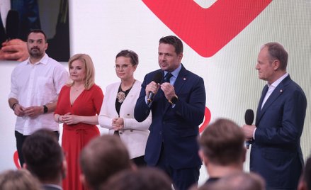 Rafał Trzaskowski i Donald Tusk w czasie wieczoru wyborczego