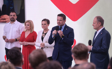 Rafał Trzaskowski i Donald Tusk w czasie wieczoru wyborczego