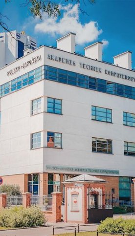 Regularne spotkania w siedzibie uczelni pozwalają na bezpośrednie zapoznanie się z warunkami kształc