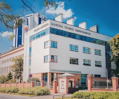 Regularne spotkania w siedzibie uczelni pozwalają na bezpośrednie zapoznanie się z warunkami kształc