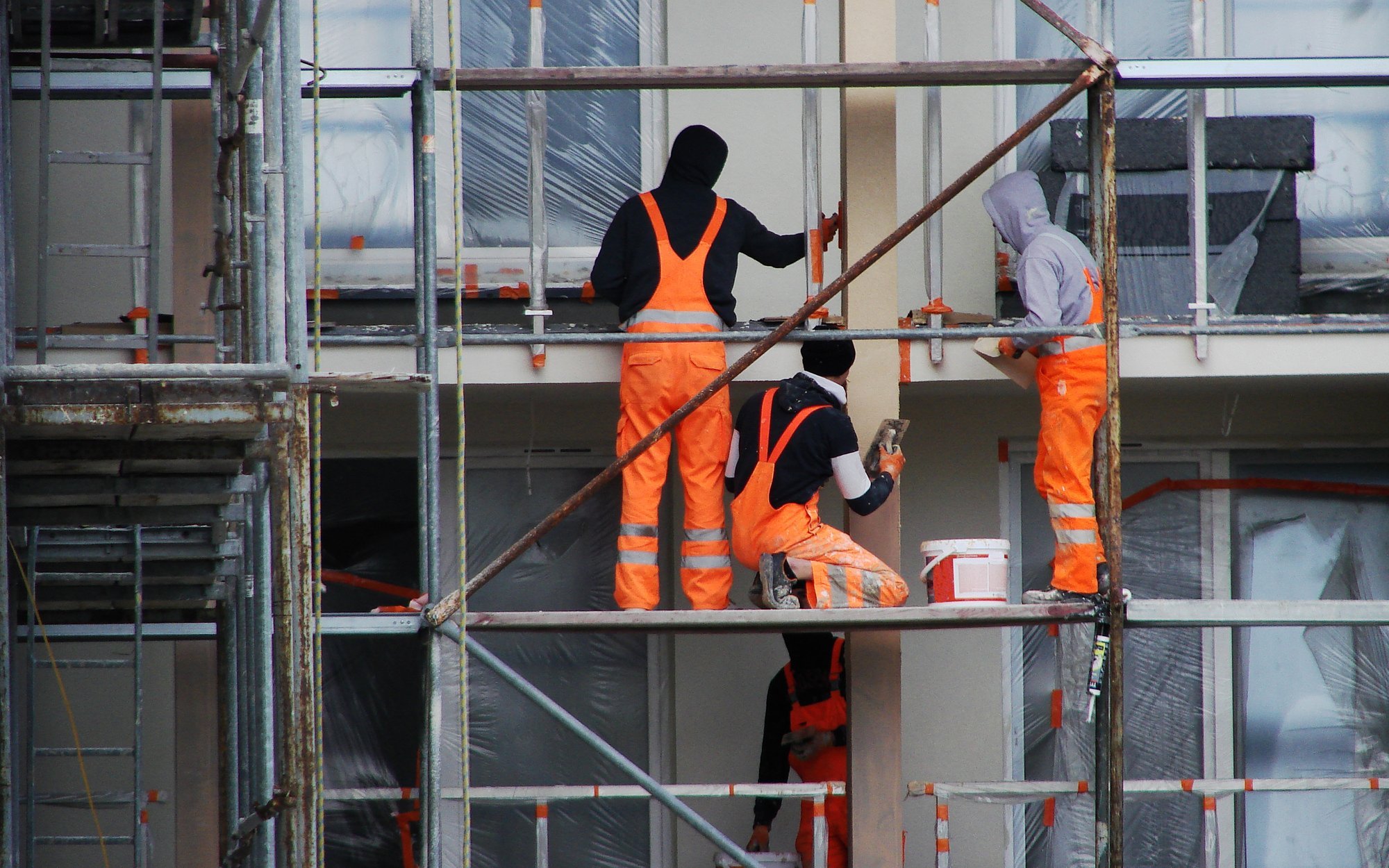 Budownictwo zawodzi, płace rosną coraz wolniej. Co zrobi RPP?