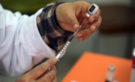 Koronawirus. Czy szczepionka Pfizer/BioNTech broni przed wariantami wirusa? Badania w Katarze
