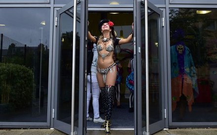 Artystka z Londyńskiej Szkoły Samby sprawdza pogodę przed paradą organizowaną w ramach drugiego dnia