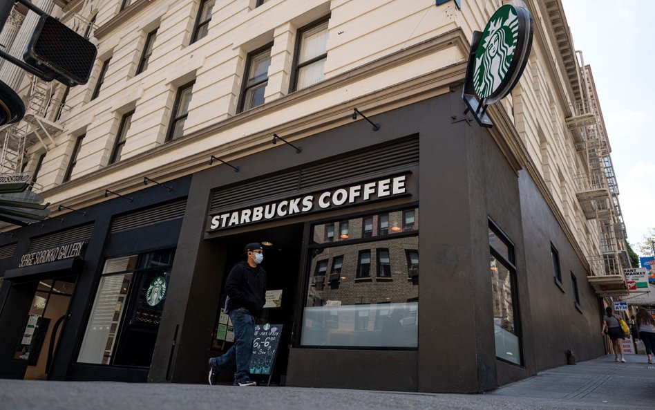 Starbucks do pracowników w USA: albo się szczepicie albo się testujecie