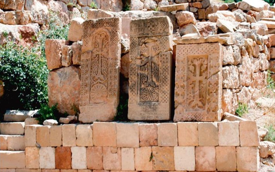 ?Chaczkary, czyli kamienne płyty pamiątkowe, z wymyślnie zdobionymi krzyżami