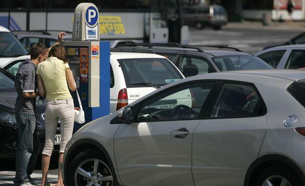 Mandat za brak opłaty z parkomatu: Kierowca może się bronić przed egzekucją należności