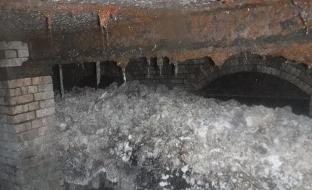 Wielka Brytania: 64-metrowa bryła tłuszczu odkryta w kanale ściekowym