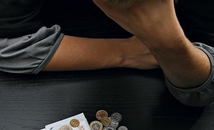 Gdy mąż ma długi, poborca idzie do żony