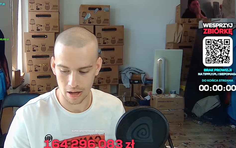 Influencer Piotr „Łatwogang” Garkowski podczas zbiórki na fundację Cancer Fighters