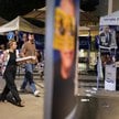 Ludzie przechodzą obok stoisk promujących partię Jaszar (po lewej) oraz partię Likud, znajdujących s
