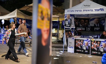 Ludzie przechodzą obok stoisk promujących partię Jaszar (po lewej) oraz partię Likud, znajdujących s