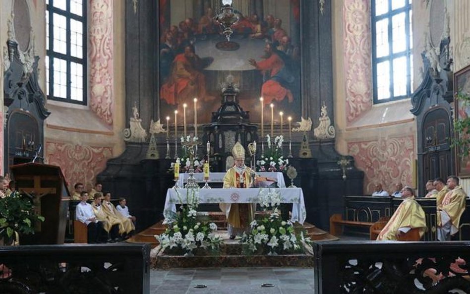 Arcybiskup Tadeusz Kondrusiewicz podczas mszy w w kościele Bożego Ciała w Nieświeżu