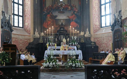Arcybiskup Tadeusz Kondrusiewicz podczas mszy w w kościele Bożego Ciała w Nieświeżu