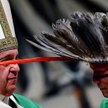 Papież: Nakrycie głowy z piór? Nie śmieszniejsze niż to, co noszą w Watykanie