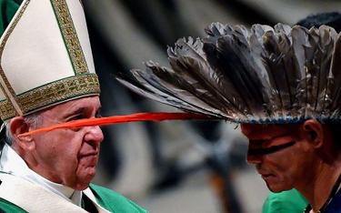 Papież: Nakrycie głowy z piór? Nie śmieszniejsze niż to, co noszą w Watykanie