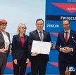 Prezydent Andrzej Duda podpisał ustawę o PPK. Towarzyszyły mu minister rodziny Elżbieta Rafalska i f